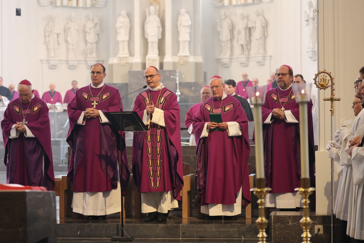 Bischof Dr. Franz Jung feierte am Samstag, 12. Oktober, im Würzburger KIliansdom ein Pontifikalrequiem für Weihbischof em. Helmut Bauer. Die anschließende Beisetzung leitete Dompropst Weihbischof Paul Reder.