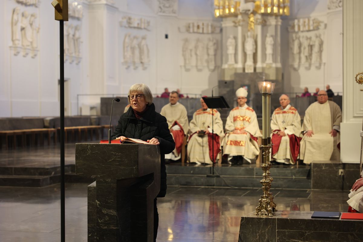 Mit einer Prozession vom Neumünster zum Kiliansdom und einer Pontifikalmesse hat Bischof Dr. Franz Jung am Dienstag, 31. Dezember, in Würzburg für das Bistum das Heilige Jahr eröffnet. Es steht unter dem Motto "Pilger der Hoffnung". 