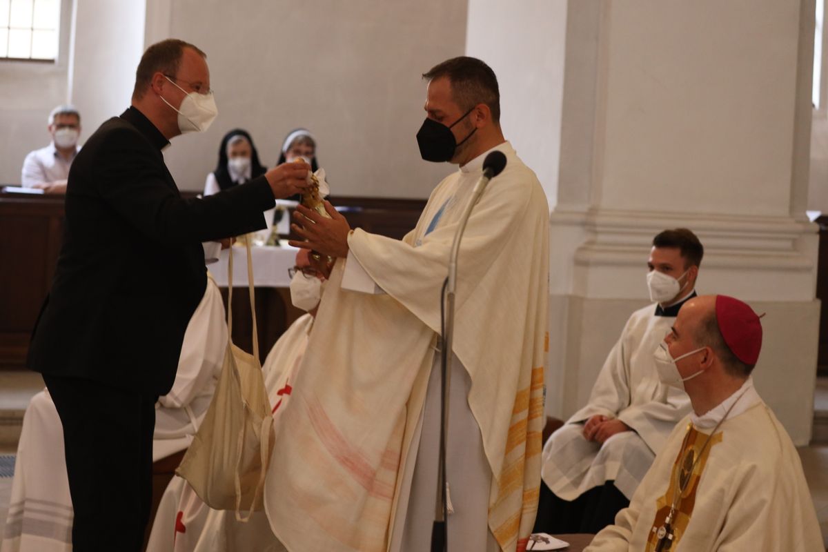 Bei einem feierlichen Gottesdienst in der Seminarkirche Sankt Michael in Würzburg mit Bischof Dr. Franz Jung am Montagabend, 26. Juli, sind Regens Stefan Michelberger und Subregens Stefan Fleischmann verabschiedet und Regens Peter Göttke offiziell begrüßt worden. 