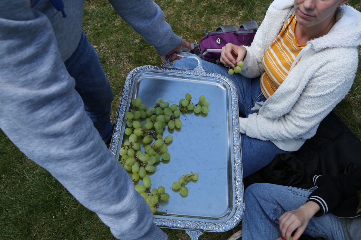Fast 400 Gläubige haben an der Ökumenischen Kreuzbergwallfahrt mit Bischof Jung und Regionalbischöfin Bornowski teilgenommen.  Fast 400 Gläubige haben an der Ökumenischen Kreuzbergwallfahrt mit Bischof Jung und Regionalbischöfin Bornowski teilgenommen.
