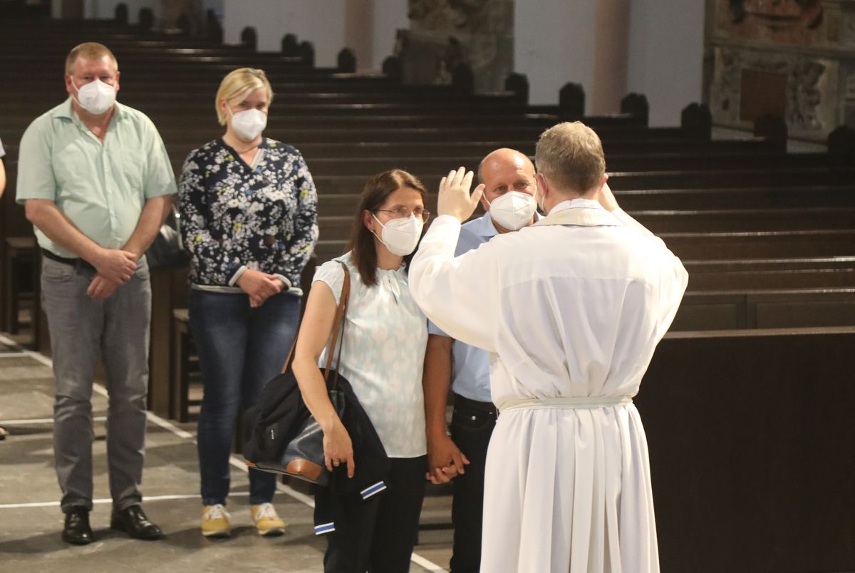 2621/0613 Gottesdienst für Ehejubilare Generalvikar Dr. Vorndran am Freitag, 25. Juni 2021_27666 Generalvikar Dr. Jürgen Vorndran feierte am Freitagabend, 25. Juni, einen Dankgottesdienst mit Ehepaaren, die seit 25 Jahren verheiratet sind. Anschließend spendeten der Generalvikar sowie weitere Priester und Diakone den Jubilaren mit Abstand den Segen.
