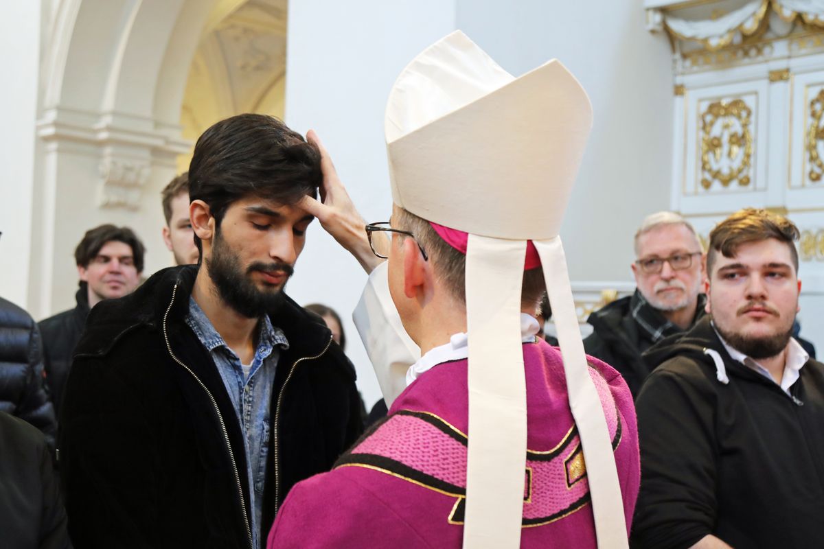 Bei einer Feier im Neumünster ließ Bischof Dr. Franz Jung 20 Erwachsene zu Taufe, Firmung und Eucharistie zu sowie eine Bewerberin für die Erwachsenenfirmung.