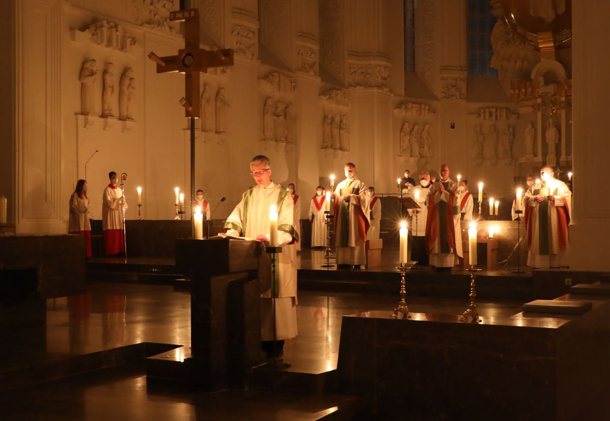 Während der Lichtfeier beleuchtete nur das Licht von Kerzen den Kiliansdom.