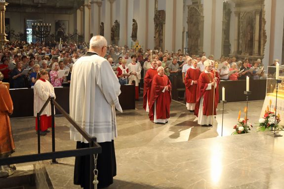 Weihbischof Paul Reder feierte am Samstag, 12. Juli 2025, einen Kiliani-Gottesdienst mit Kirchenchören sowie Kirchenmusikern und -musikerinnen aus dem ganzen Bistum.