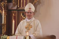 Weihbischof Paul Reder hat am Donnerstag, 16. Mai, auf den Tag genau eine Woche nach seiner Bischofsweihe, zum ersten Mal eine Firmung gehalten.  25 Jungen und Mädchen spendete er in Hofheim das Sakrament. Weihbischof Paul Reder hat am Donnerstag, 16. Mai, auf den Tag genau eine Woche nach seiner Bischofsweihe, zum ersten Mal eine Firmung gehalten.  25 Jungen und Mädchen spendete er in Hofheim das Sakrament.