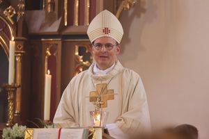 Weihbischof Paul Reder hat am Donnerstag, 16. Mai, auf den Tag genau eine Woche nach seiner Bischofsweihe, zum ersten Mal eine Firmung gehalten.  25 Jungen und Mädchen spendete er in Hofheim das Sakrament. Weihbischof Paul Reder hat am Donnerstag, 16. Mai, auf den Tag genau eine Woche nach seiner Bischofsweihe, zum ersten Mal eine Firmung gehalten.  25 Jungen und Mädchen spendete er in Hofheim das Sakrament.