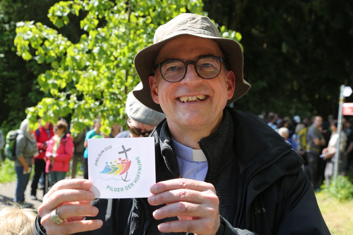 Fast 400 Gläubige haben an der Ökumenischen Kreuzbergwallfahrt mit Bischof Jung und Regionalbischöfin Bornowski teilgenommen.  Fast 400 Gläubige haben an der Ökumenischen Kreuzbergwallfahrt mit Bischof Jung und Regionalbischöfin Bornowski teilgenommen.