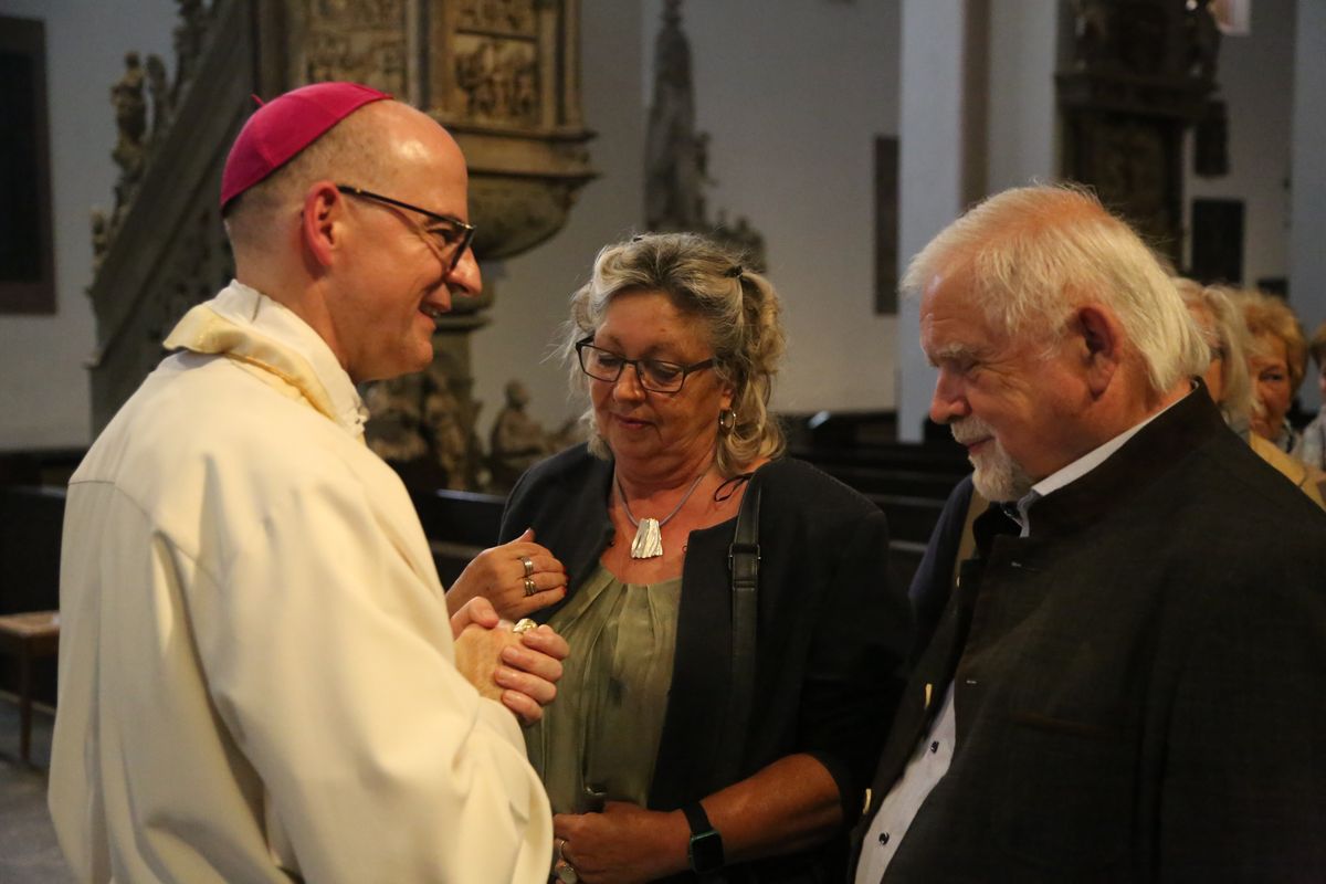 Bischof Dr. Franz Jung hat am Donnerstagnachmittag, 4. Juli, mit etwa 320 Paaren im Kiliansdom ihr goldenes oder diamantenes Ehejubiläum gefeiert.