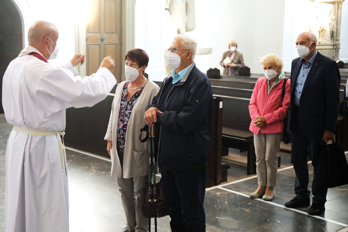 2721/0648 Gottesdienst für Ehejubilare mit Bischof Dr. Franz Jung am Freitagnachmittag, 2. Juli 2021_28532 Bischof Dr. Franz Jung feierte am Freitagnachmittag, 2. Juli 2021, einen Dankgottesdienst im Kiliansdom mit Ehepaaren, die goldenes, diamantenes oder eisernes Ehejubiläum feiern.
