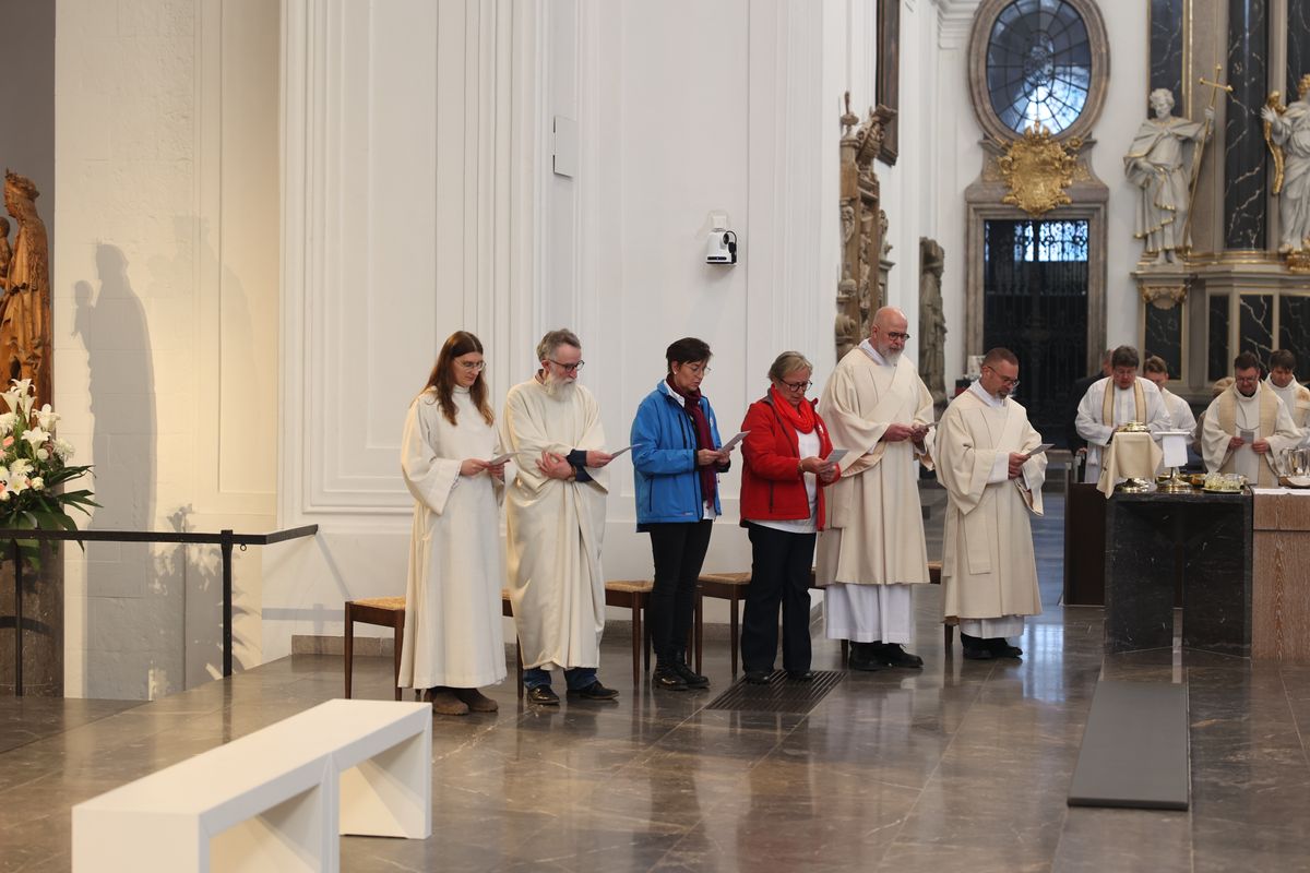 Bischof Dr. Franz Jung hat am Montagabend, 25. März, im Würzburger Kiliansdom die Heiligen Öle für alle 43 Pastoralen Räume im Bistum Würzburg  geweiht.