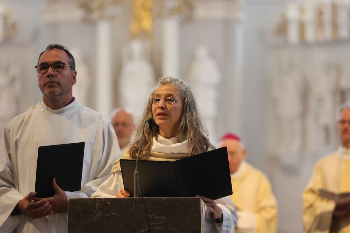 Mit mehr als 400 Ehepaaren, die seit 50, 60, 65 oder 70 Jahren verheiratet sind, hat Weihbischof em. Ulrich Boom am Donnerstagvormittag, 4. Juli, im Würzburger Kiliansdom einen Pontifikalgottesdienst gefeiert.