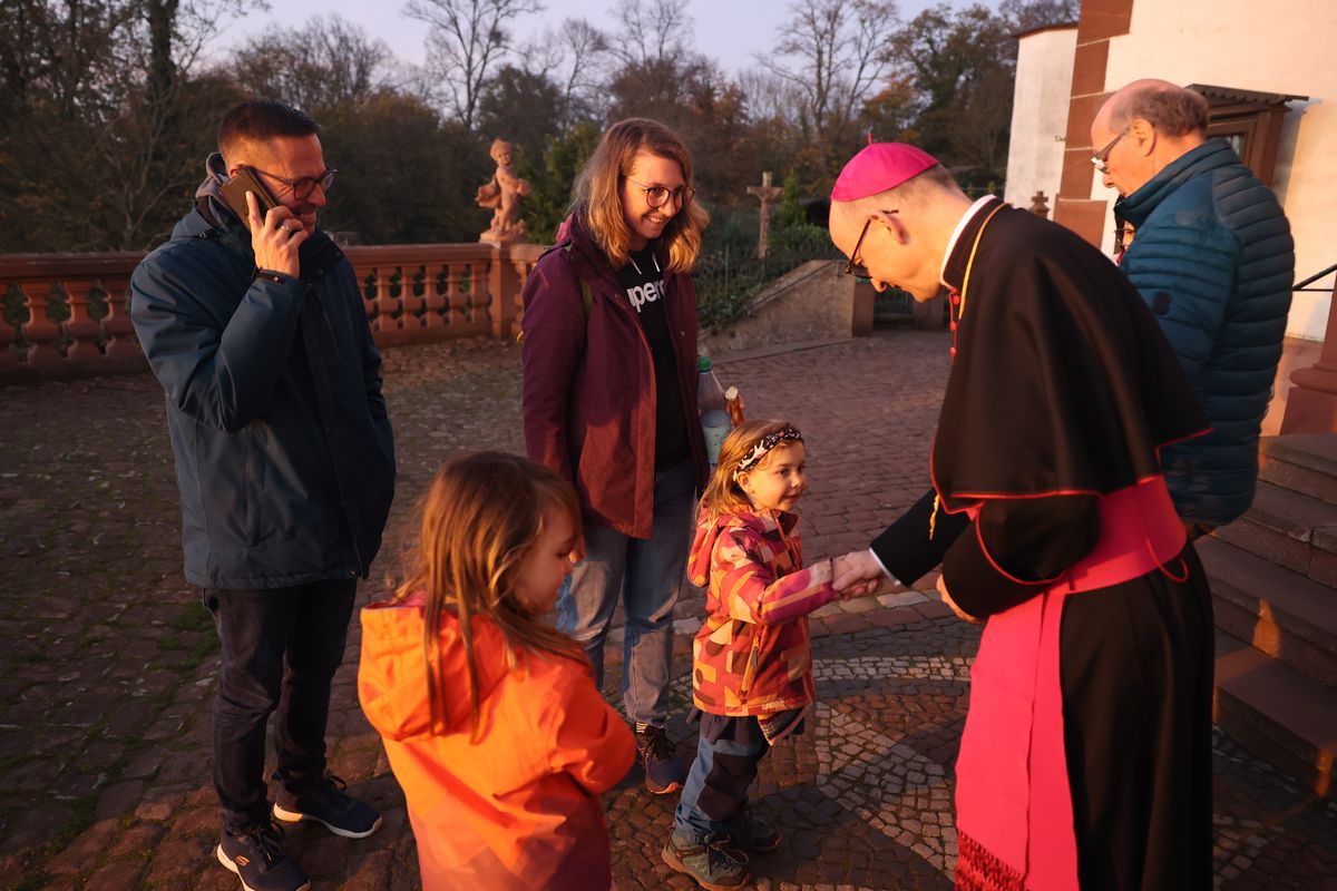 Bei einer Pontifikalmesse in der Klosterkirche auf dem Engelberg bei Großheubach hat Bischof Dr. Franz Jung zusammen mit Pater Jan Pelczarski, Generalsuperior der Oblaten des heiligen Josef aus Rom, am Sonntag, 3. November, offiziell die neue Niederlassung der Oblaten des heiligen Josef im Bistum Würzburg errichtet.