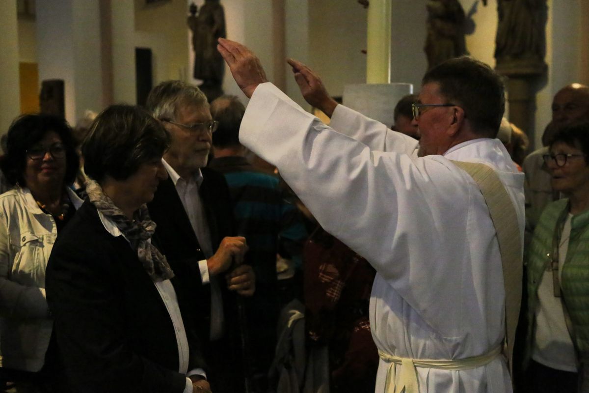 Bischof Dr. Franz Jung hat am Donnerstagnachmittag, 4. Juli, mit etwa 320 Paaren im Kiliansdom ihr goldenes oder diamantenes Ehejubiläum gefeiert.