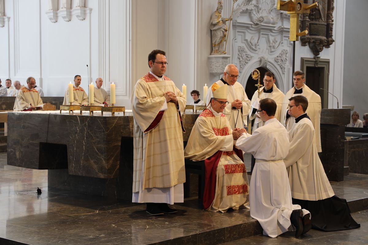 Bei einem feierlichen Gottesdienst im Würzburger Kiliansdom weihte Bischof Dr. Franz Jung Bertram Ziegler zum Diakon. Zahlreiche Verwandte, Freunde und Wegbegleiter des Priesterseminaristen nahmen an der Feier teil.