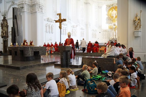 Mit rund 1300 Kommunionkindern und ihren Begleitern hat Weihbischof Paul Reder am Montag, 8. Juli, einen Gottesdienst im Kiliansdom gefeiert.
