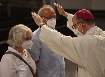 Mit rund 100 Ehepaaren aus der ganzen Diözese hat Bischof Dr. Franz Jung am Montagabend, 28. Juni, einen Gottesdienst im Würzburger Kiliansdom gefeiert. Eingeladen waren Ehejubilare, die in den Jahren 2020 und 2021 ihr silbernes Ehejubiläum feiern. Nach dem Gottesdienst ließen sich die Ehepartner von Bischof Jung und weiteren Priestern und Diakonen mit Abstand segnen.