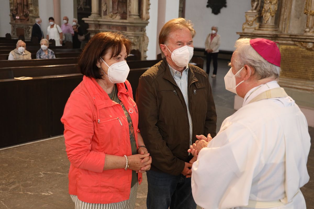 Bischof em. Dr. Friedhelm Hofmann feierte am Freitagnachmittag, 25. Juni, einen Dankgottesdienst mit Ehepaaren, die seit 50, 60 oder 65 Jahren verheiratet sind. Anschließend spendeten der Bischof sowie weitere Priester und Diakone den Jubilaren mit Abstand den Segen.