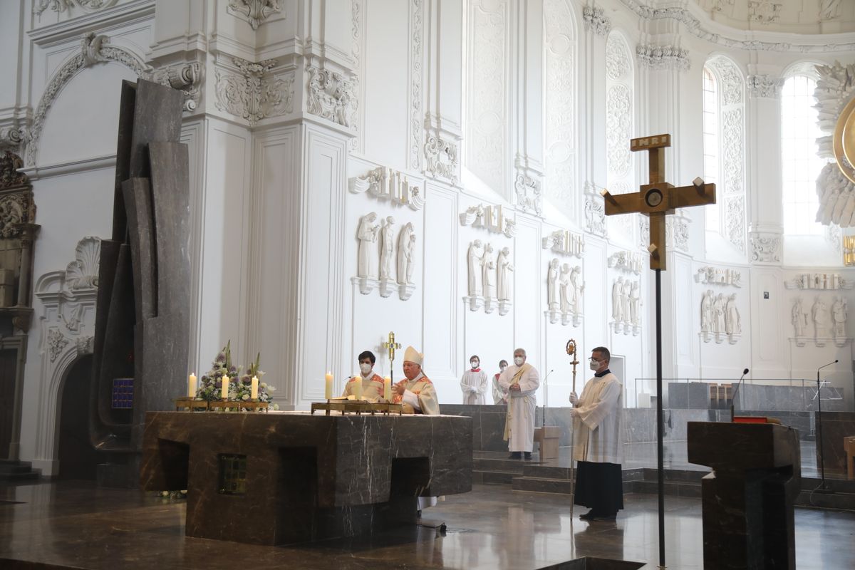 2621/0609 Ehejubilare Weihbischof Boom_27461 Weihbischof Boom und weiteren Priester und Diakone weihen Ehejubilare, die ihr goldenes, diamantenes oder eisernes Ehejubiläum feiern.