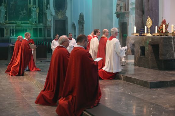 Die "Nacht der Hoffnung" am Samstagabend, 13. Juli, der Kiliani-Wallfahrtswoche lud zu Besinnung, Gebet und Kraftschöpfen in den Kiliansdom ein. Viele Passanten nutzten das Angebot, das um Mitternacht endete.