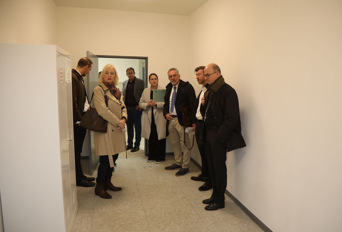 Dieses Zimmer werden sich zwei Personen teilen. Die Schränke sind aus Brandschutzgründen aus Metall, erklärt Einrichtungsleiterin Julia Scheer (rechts neben der Tür). Rechts Bischof Dr. Franz Jung, links Regierungspräsidentin Dr. Susanne Weizendörfe Dieses Zimmer werden sich zwei Personen teilen. Die Schränke sind aus Brandschutzgründen aus Metall, erklärt Einrichtungsleiterin Julia Scheer (rechts neben der Tür). Rechts Bischof Dr. Franz Jung, links Regierungspräsidentin Dr. Susanne Weizendörfer.