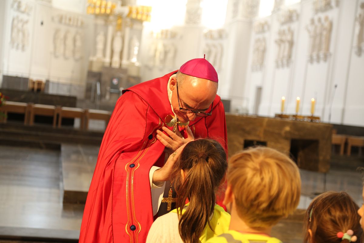 Rund 900 Kindergartenkinder haben am Freitag, 11. Juli, einen Gottesdienst mit Bischof Dr. Franz Jung in der Kirche Sankt Burkard gefeiert. Im Anschluss zogen sie über die Alte Mainbrücke in den Kiliansdom. 