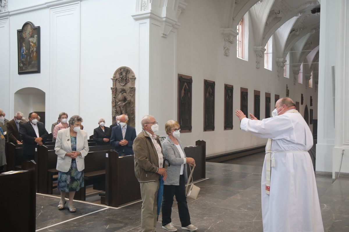 2621/0609 Ehejubilare Weihbischof Boom_27468 Weihbischof Boom und weiteren Priester und Diakone weihen Ehejubilare, die ihr goldenes, diamantenes oder eisernes Ehejubiläum feiern.