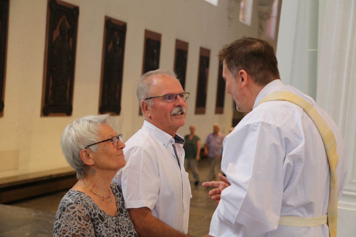 Rund 250 Ehejubilare haben am Freitagnachmittag, 4. Juli, im Kiliansdom in einem Pontifikalgottesdienst mit Weihbischof em. Ulrich Boom ihr Eheversprechen erneuert. 
