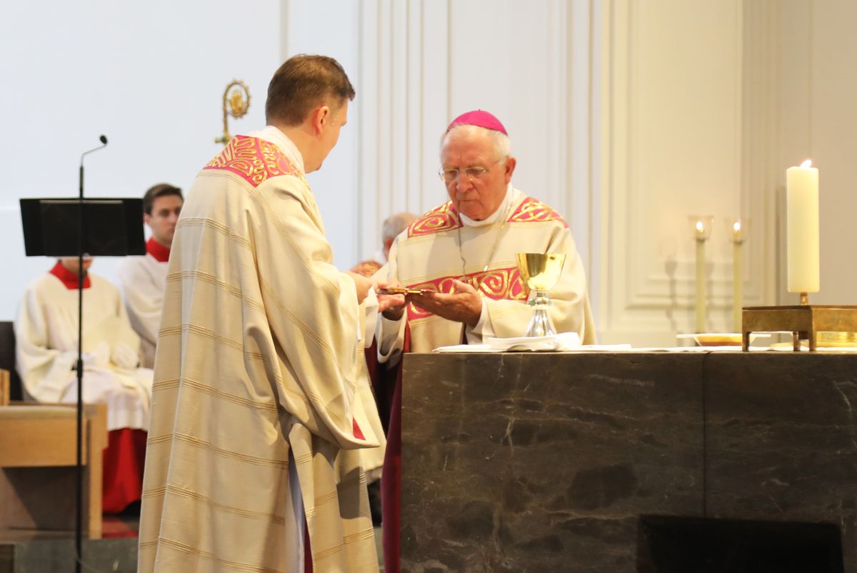 Bei einem Pontifikalgottesdienst am Samstag, 17. Oktober, hat Weihbischof Ulrich Boom im Würzburger Kiliansdom Uwe Becker zum Ständigen Diakon geweiht.