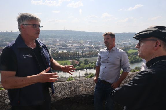 Oberhalb der besten Lage des Juliusspitals am Würzburger Stein (von links) Weinbergsmeister Peter Rudloff, Matthias Wallrapp, Leiter des Geschäftsbereichs Landwirtschaft, Weingut und Forstbetrieb und Bischof Dr. Franz Jung.