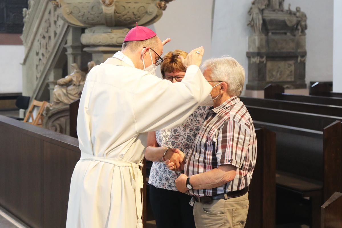 2721/0648 Gottesdienst für Ehejubilare mit Bischof Dr. Franz Jung am Freitagnachmittag, 2. Juli 2021_28544 Bischof Dr. Franz Jung feierte am Freitagnachmittag, 2. Juli 2021, einen Dankgottesdienst im Kiliansdom mit Ehepaaren, die goldenes, diamantenes oder eisernes Ehejubiläum feiern.