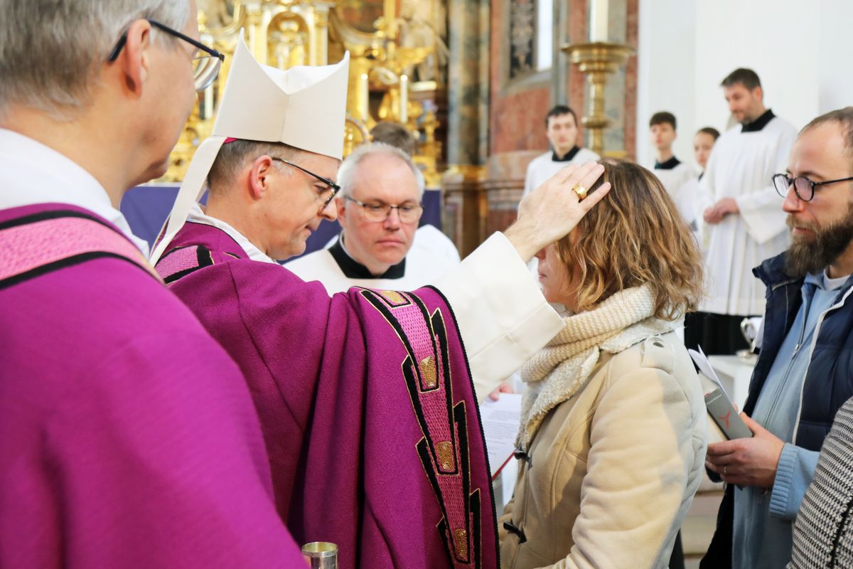 Bei einer Feier im Neumünster ließ Bischof Dr. Franz Jung 20 Erwachsene zu Taufe, Firmung und Eucharistie zu sowie eine Bewerberin für die Erwachsenenfirmung.