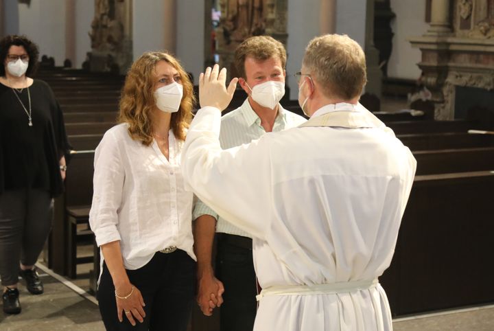 Generalvikar Dr. Jürgen Vorndran feierte am Freitagabend, 25. Juni, einen Dankgottesdienst mit Ehepaaren, die seit 25 Jahren verheiratet sind. Anschließend spendeten der Generalvikar sowie weitere Priester und Diakone den Jubilaren mit Abstand den Segen.