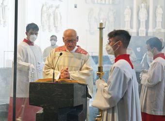Bischof em. Dr. Friedhelm Hofmann feierte am Mittwochvormittag, 23. Juni, im Kiliansdom einen Pontifikalgottesdienst für Ehejubilare, die in den Jahren 2020 und 2021 auf 50, 60 oder 65 gemeinsame Jahre zurückblicken.