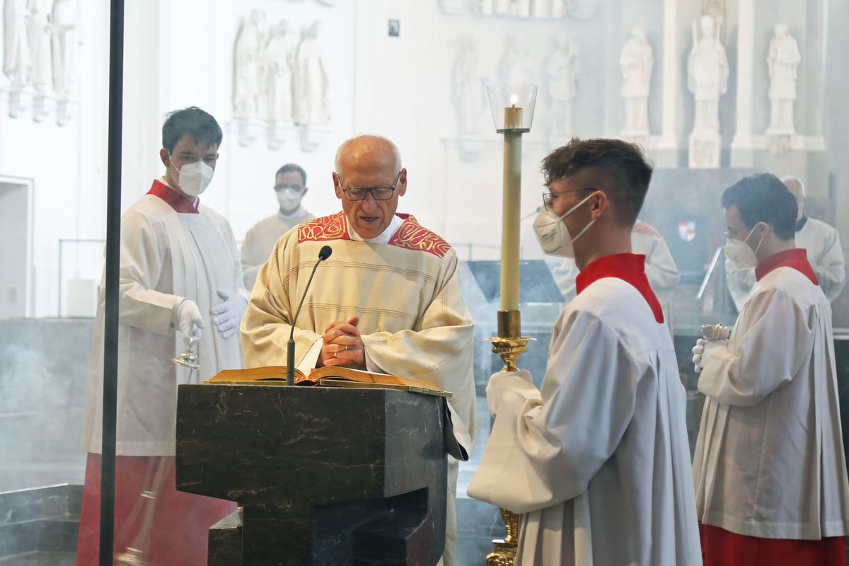 Bischof em. Dr. Friedhelm Hofmann feierte am Mittwochvormittag, 23. Juni, im Kiliansdom einen Pontifikalgottesdienst für Ehejubilare, die in den Jahren 2020 und 2021 auf 50, 60 oder 65 gemeinsame Jahre zurückblicken. Bischof em. Dr. Friedhelm Hofmann feierte am Mittwochvormittag, 23. Juni, im Kiliansdom einen Pontifikalgottesdienst für Ehejubilare, die in den Jahren 2020 und 2021 auf 50, 60 oder 65 gemeinsame Jahre zurückblicken.