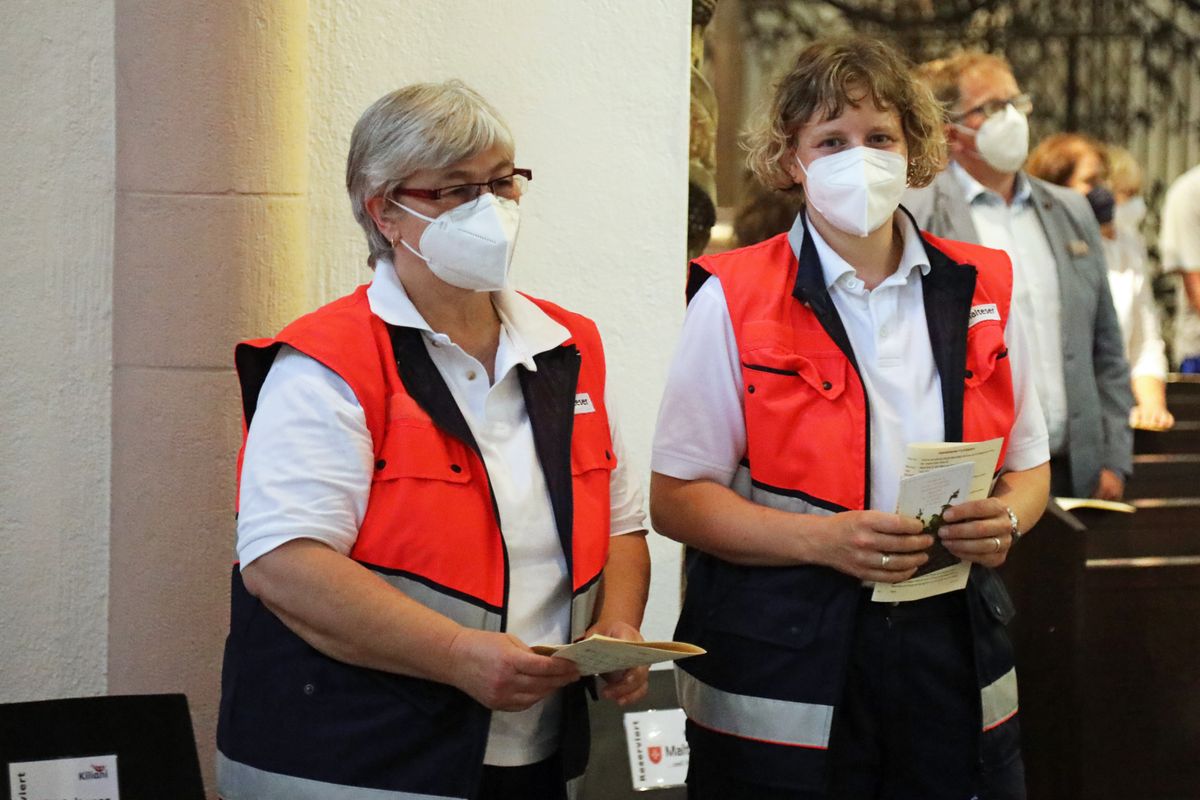 2621/0613 Gottesdienst für Ehejubilare Generalvikar Dr. Vorndran am Freitag, 25. Juni 2021_27639 Generalvikar Dr. Jürgen Vorndran feierte am Freitagabend, 25. Juni, einen Dankgottesdienst mit Ehepaaren, die seit 25 Jahren verheiratet sind. Anschließend spendeten der Generalvikar sowie weitere Priester und Diakone den Jubilaren mit Abstand den Segen.
