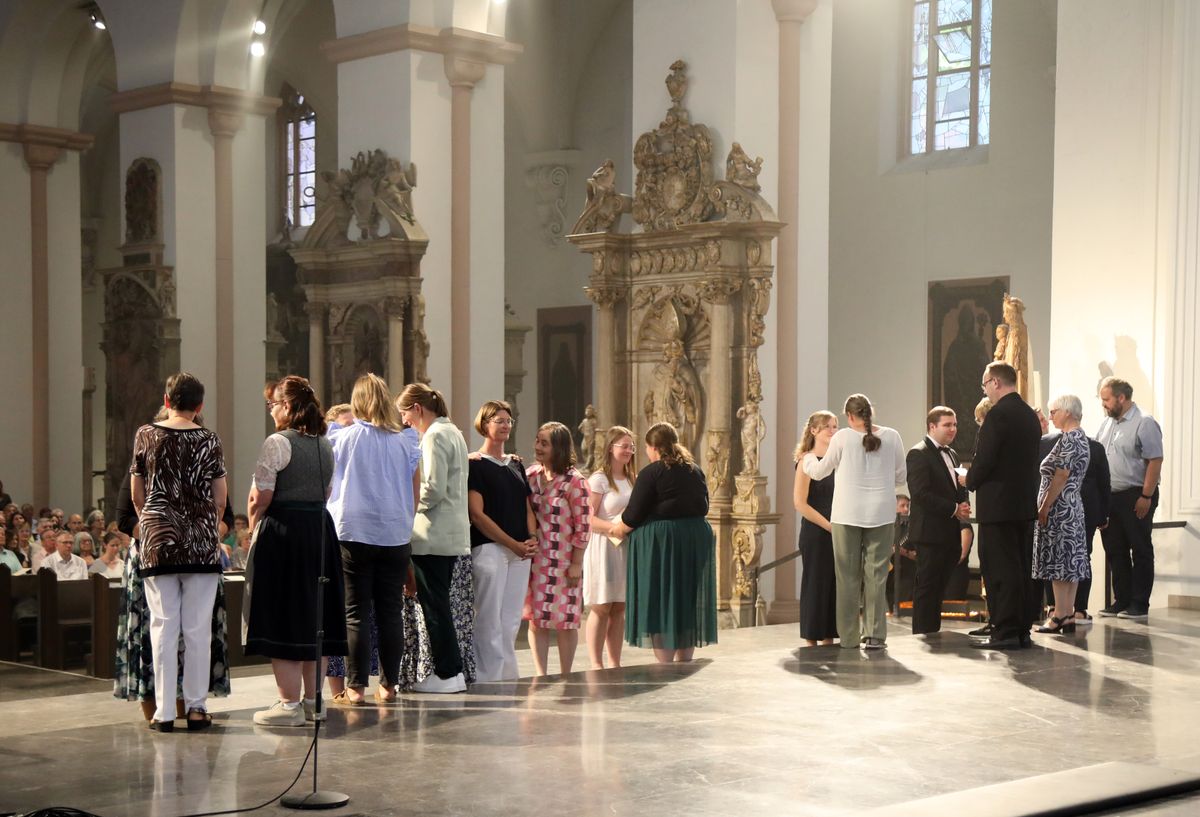 Fünf Frauen und zwei Männer hat Bischof Dr. Franz Jung bei einem Pontifikalgottesdienst am Freitag, 18. Juli 2025, als Pastoral- beziehungsweise Gemeindereferentinnen und -referenten beauftragt.