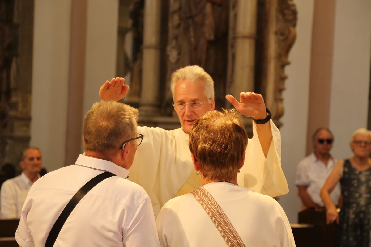 Rund 250 Ehejubilare haben am Freitagnachmittag, 4. Juli, im Kiliansdom in einem Pontifikalgottesdienst mit Weihbischof em. Ulrich Boom ihr Eheversprechen erneuert. 