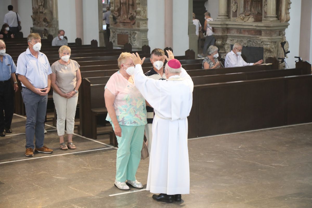 2621/0622 - Ehejubilare Gold mit Weihbischof Ulrich Boom_27895 Weihbischof Ulrich Boom feierte am Montagnachmittag, 26. Juni, einen Gottesdienst für Ehepaare, die 2020 oder 2021 ihr goldenes, diamantenes oder eisernes Ehejubiläum hatten. Im Anschluss konnten sich die Paare segnen lassen.