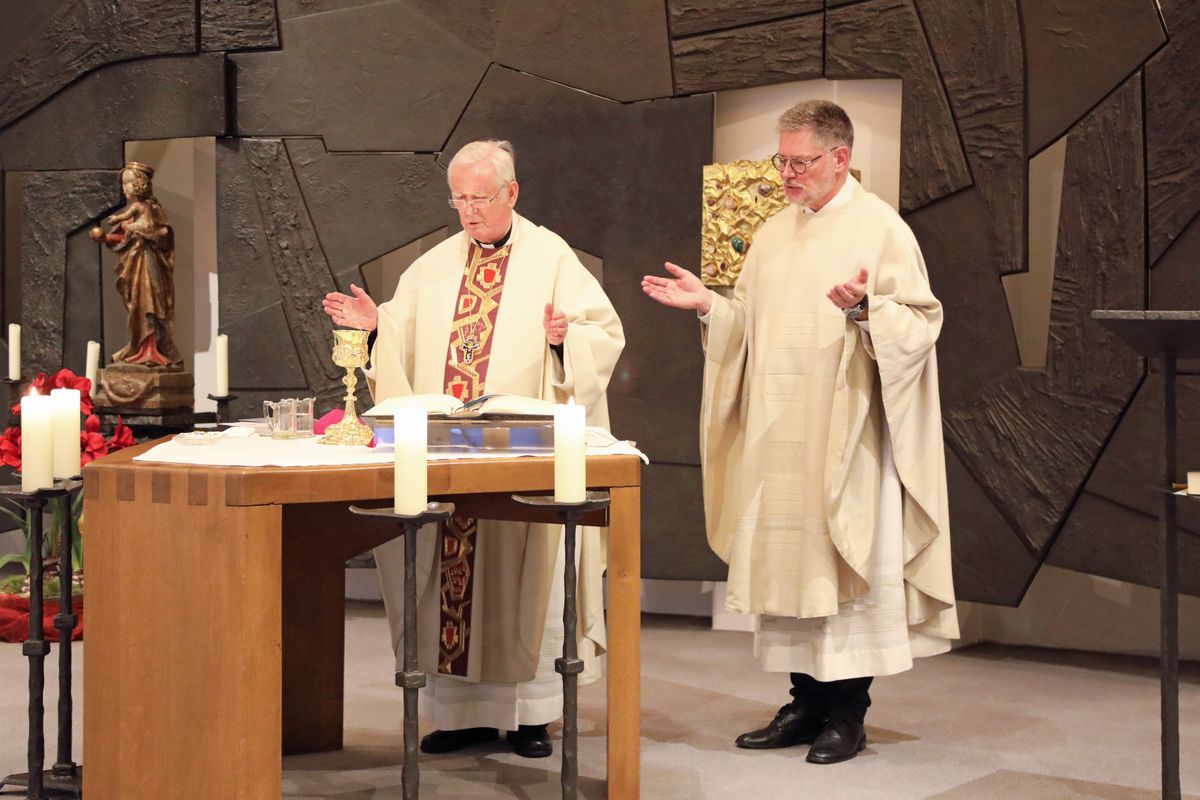 Bischof em. Dr. Friedhelm Hofmann (links) und Studiendirektor Peter Herrmann. Bischof em. Dr. Friedhelm Hofmann (links) und Studiendirektor Peter Herrmann.