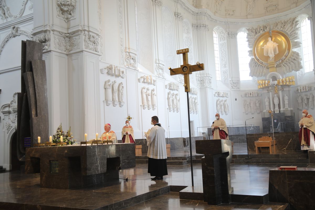 2621/0622 - Ehejubilare Gold mit Weihbischof Ulrich Boom_27865 Weihbischof Ulrich Boom feierte am Montagnachmittag, 26. Juni, einen Gottesdienst für Ehepaare, die 2020 oder 2021 ihr goldenes, diamantenes oder eisernes Ehejubiläum hatten. Im Anschluss konnten sich die Paare segnen lassen.