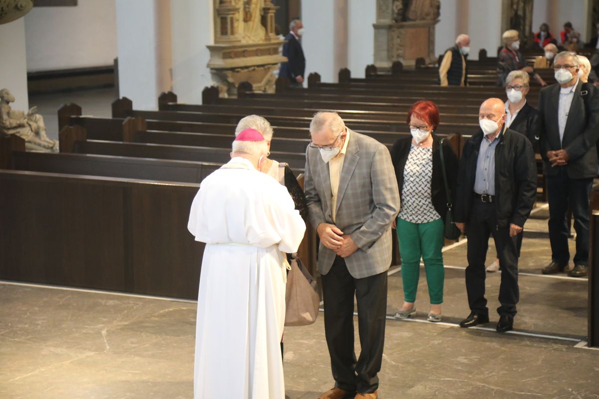 2621/0609 Ehejubilare Weihbischof Boom_27519 Weihbischof Boom und weiteren Priester und Diakone weihen Ehejubilare, die ihr goldenes, diamantenes oder eisernes Ehejubiläum feiern.