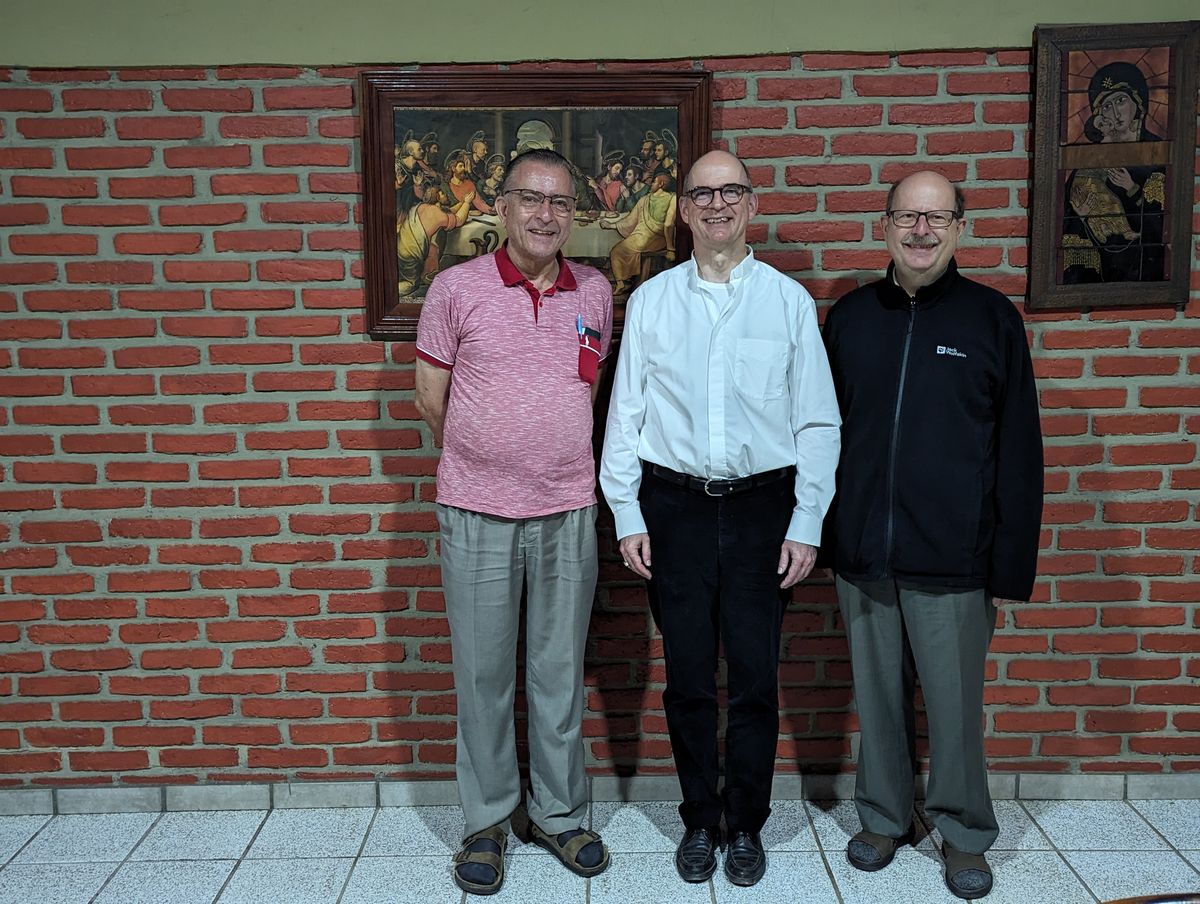 Bischof Dr. Franz Jung (Mitte) mit den Würzburger Bolivienmissionaren Thomas Hermes (links) und Christian Müssig.