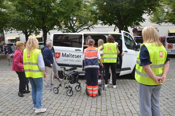 Malteser und Caritas Ehrenamtliche arbeiten zusammen, damit die Pilgerinnen und Pilger am Kiliani-Pontifikalamt im Dom teilnehmen können. Das Foto entstand im Jahr 2024.