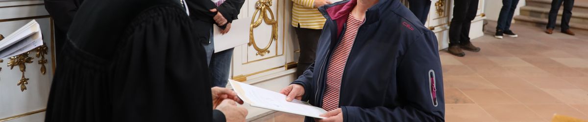 2721/0642 Umweltauditor(inn)en_28351 Bei einem ökumenischen Gottesdienst im Würzburger Neumünster überreichten Regionalbischöfin Gisela Bornowski und Dompfarrer Stefan Gessner die Zertifikate an die neuen kirchlichen Umweltauditorinnen und -auditoren.