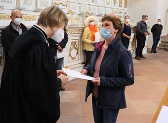2721/0642 Umweltauditor(inn)en_28351 Bei einem ökumenischen Gottesdienst im Würzburger Neumünster überreichten Regionalbischöfin Gisela Bornowski und Dompfarrer Stefan Gessner die Zertifikate an die neuen kirchlichen Umweltauditorinnen und -auditoren.