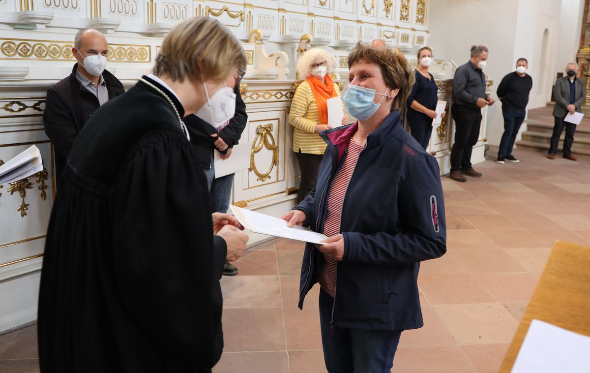 2721/0642 Umweltauditor(inn)en_28351 Bei einem ökumenischen Gottesdienst im Würzburger Neumünster überreichten Regionalbischöfin Gisela Bornowski und Dompfarrer Stefan Gessner die Zertifikate an die neuen kirchlichen Umweltauditorinnen und -auditoren.