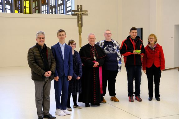Bischof Dr. Friedhelm Hofmann (Mitte) firmte vier Jugendliche der Franziskus-Schule.