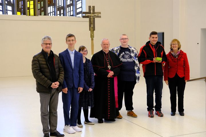 Bischof Dr. Friedhelm Hofmann (Mitte) firmte vier Jugendliche der Franziskus-Schule.