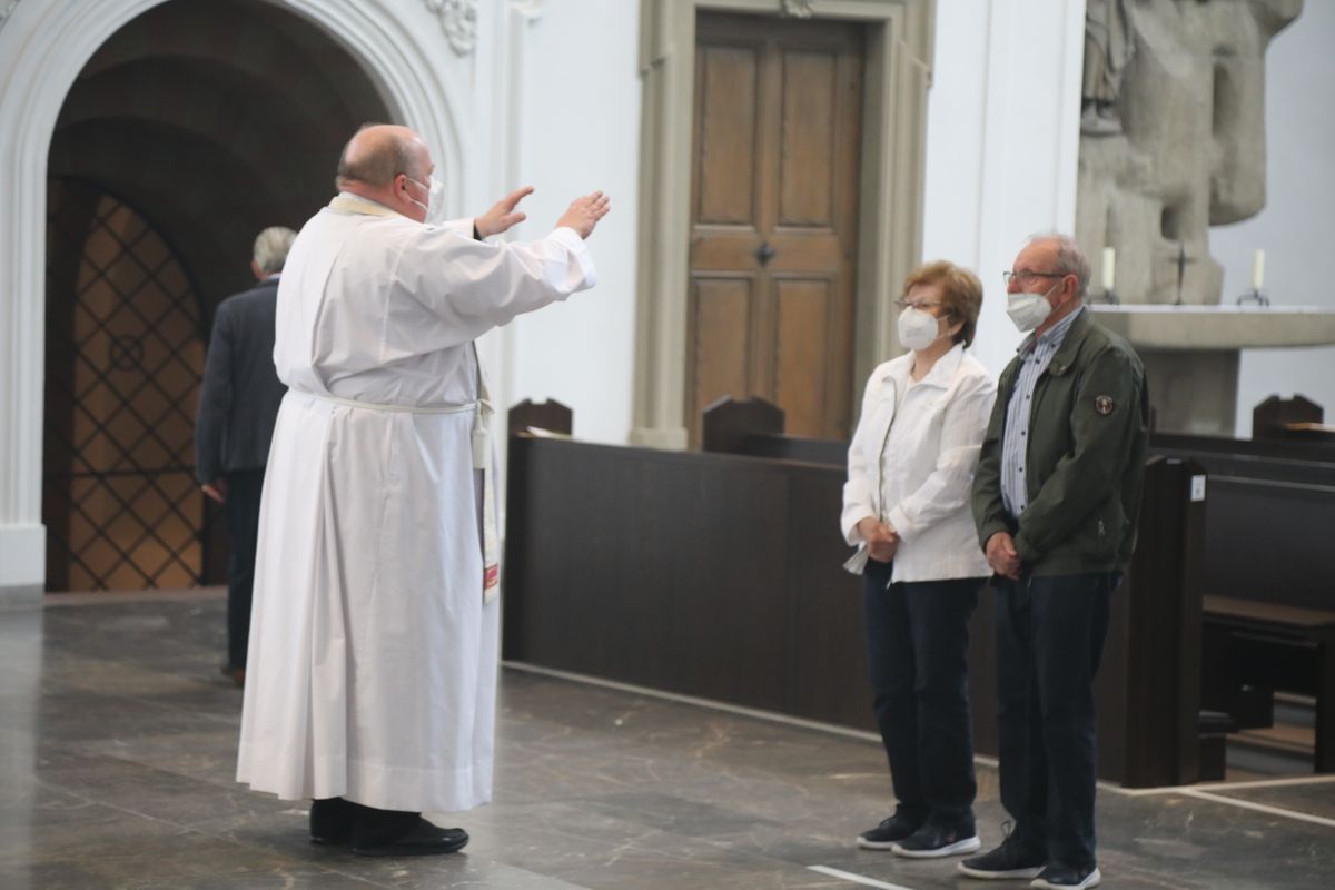 2621/0609 Ehejubilare Weihbischof Boom_27516 Weihbischof Boom und weiteren Priester und Diakone weihen Ehejubilare, die ihr goldenes, diamantenes oder eisernes Ehejubiläum feiern.