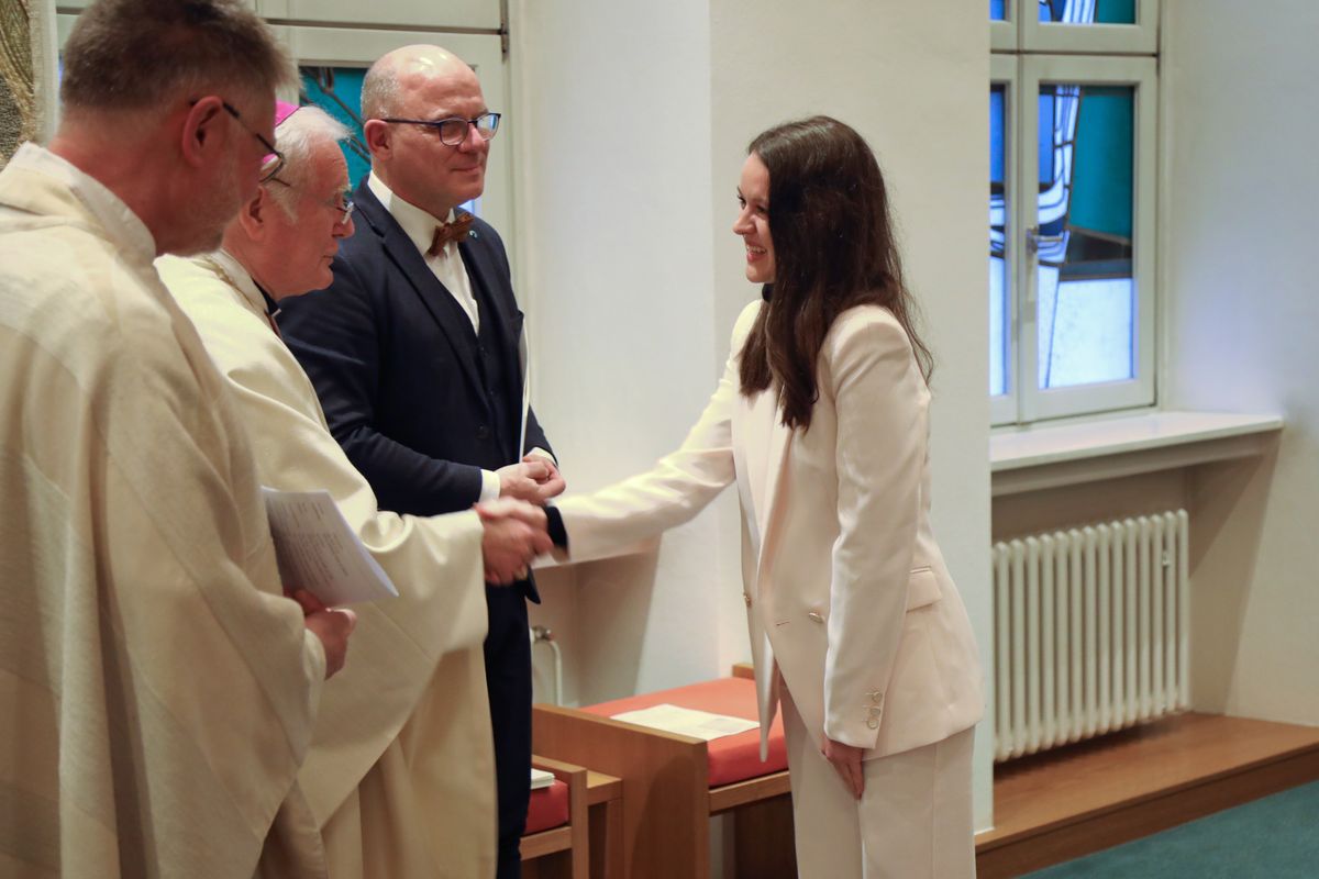Bischof em. Dr. Friedhelm Hofmann verlieh Jessica Wihm im Auftrag von Bischof Dr. Franz Jung die Missio Canonica. Bischof em. Dr. Friedhelm Hofmann verlieh Jessica Wihm im Auftrag von Bischof Dr. Franz Jung die Missio Canonica.
